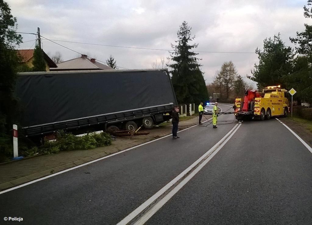 Na drodze z Brzeszcz do Pszczyny doszło do kolizji drogowej. Kierowcy jadący tym odcinkiem drogi wojewódzkiej nr 933 napotkają na utrudnienia w ruchu.