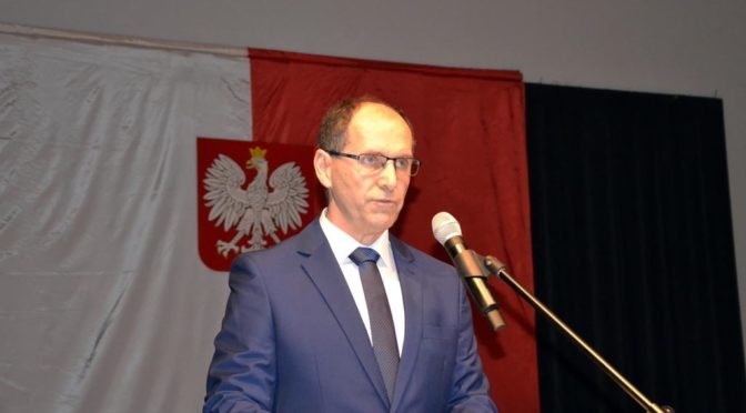 Mirosław Smolarek objął wczoraj funkcję wójta gminy Oświęcim. W przemówieniu prosił o interwencję, gdyby mu się w czasie kadencji w głowie poprzewracało.