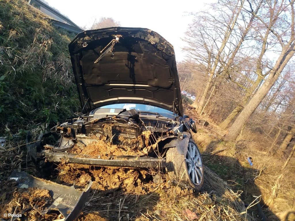 Kierowcy dwóch samochodów trafili do szpitala Oświęcimiu po zdarzeniu drogowym w Grojcu. Doszło do niego, gdy jeden z kierowców wyprzedzał dwa samochody.
