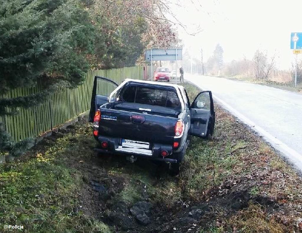 Po pościgu samochodowym i pieszym zatorscy policjanci zatrzymali „niezłego ptaszka”. Oszust ma sporo na sumieniu, choć liczy sobie dopiero 22 lata.