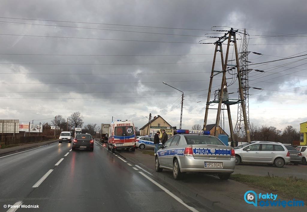 Dzisiaj wczesnym popołudniem na drodze krajowej nr 44 w Babicach doszło do zdarzenia drogowego. Samochód ciężarowy z naczepą zepchnął z jezdni osobówkę.