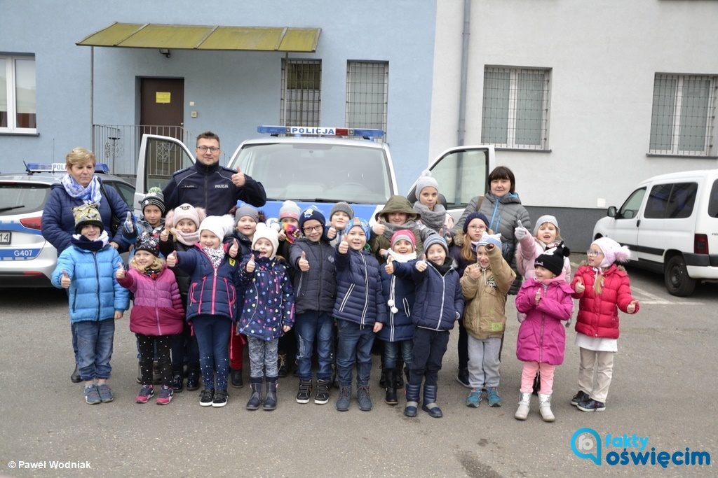 Młodzi mieszkańcy Smolic odwiedzili policjantów z Komendy Powiatowej Policji w Oświęcimiu. Na chwilę trafili nawet do celi dla zatrzymanych.
