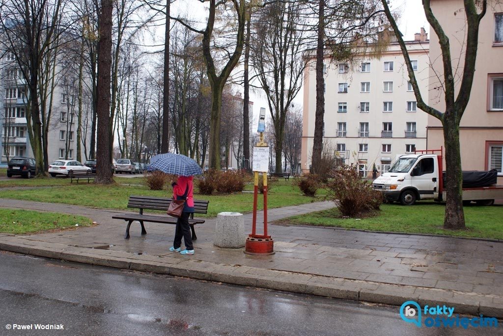 Kilkanaście tygodni temu kierowca zjechał z jezdni na ulicy Sobieskiego i wjechał we wiatę, znajdującą się na przystanku. Od tego czasu wiaty tam nie ma.