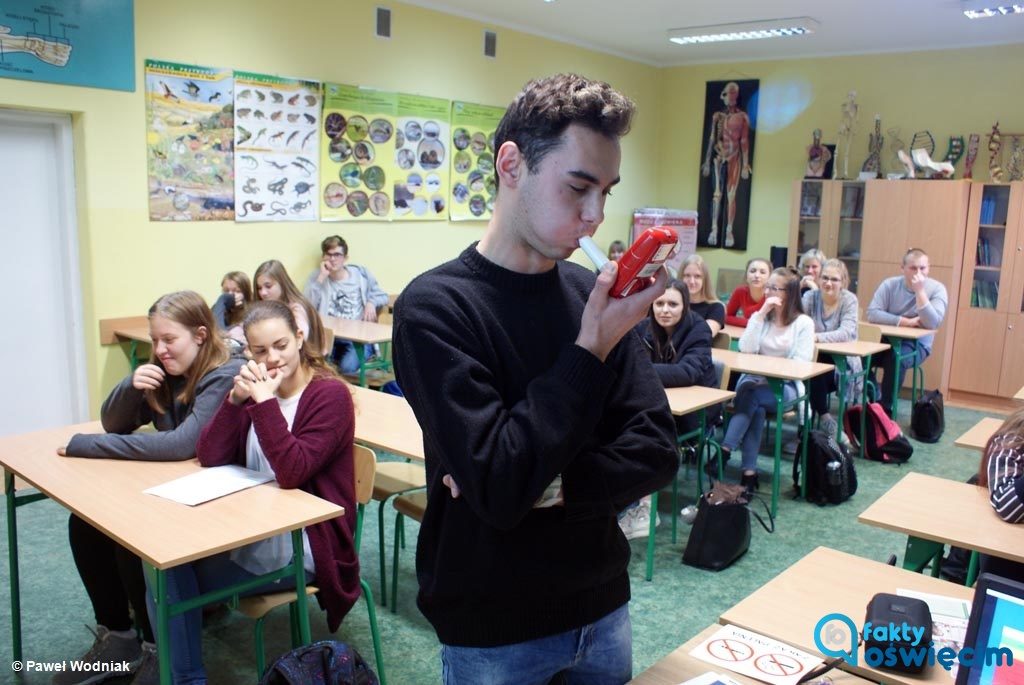 Temat szkodliwości palenia tytoniu zgłębiali uczniowie oświęcimskiego Ekonomika. Ich gościem była Dorota Kram z miejscowego Sanepidu.