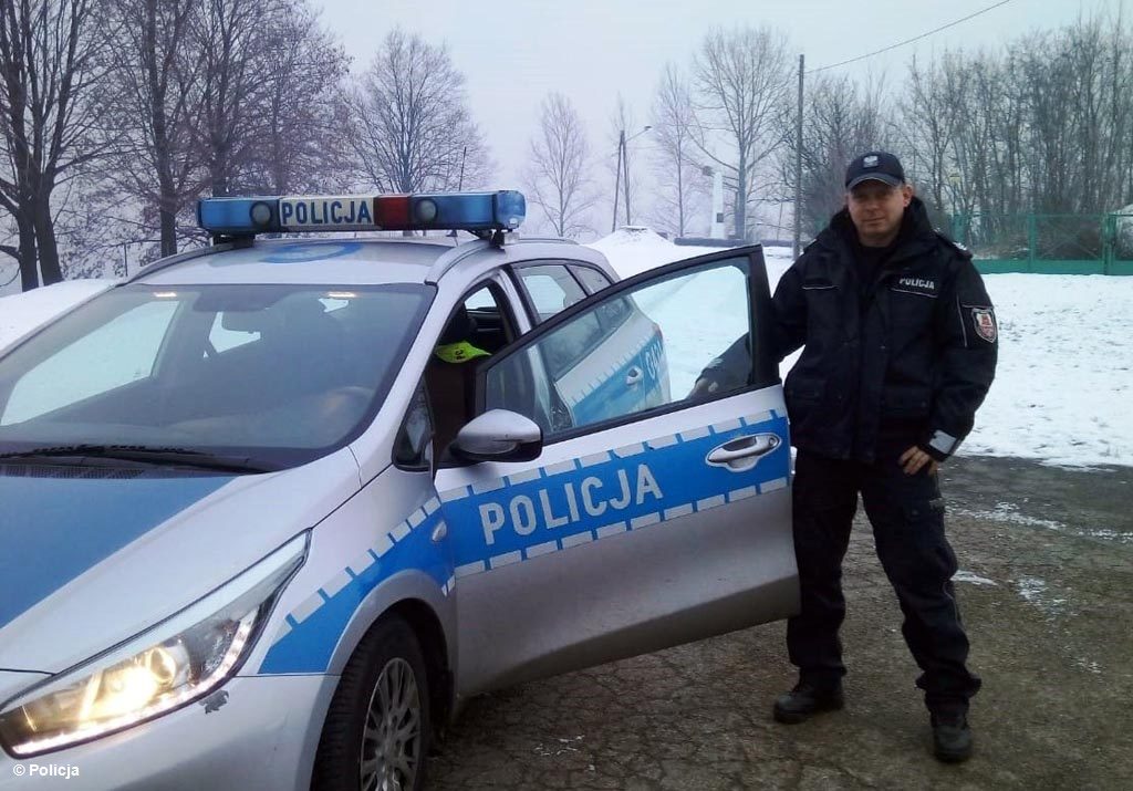 Policjant w czasie wolnym od służby wraz z mieszkańcem Zatora ruszyli na ratunek nieprzytomnemu kierowcy, który rozbił się samochodem w Gorzowie.