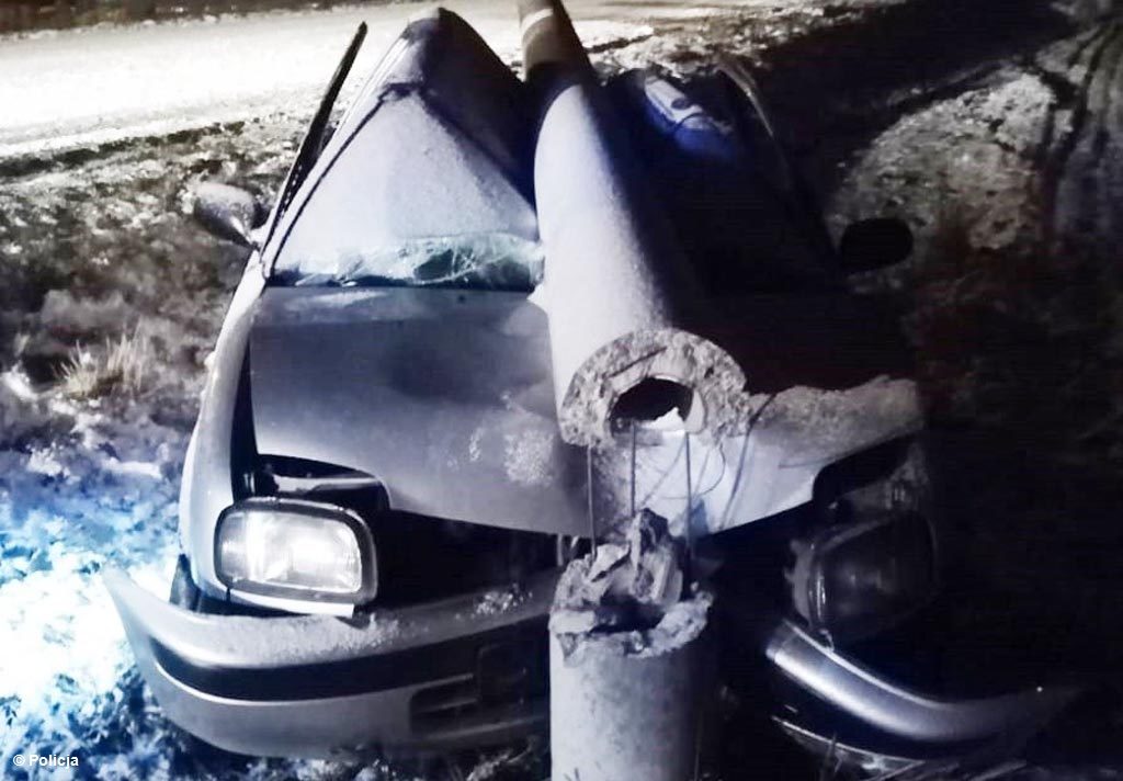 O krok od tragedii byli 27-letni kierowca i jego 19-letnia pasażerka. Mężczyzna wpadł w poślizg i złamał samochodem betonowy słup energetyczny.