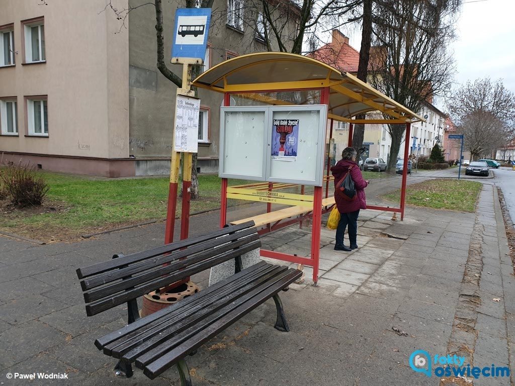 Pasażerowie korzystający z przystanku autobusowego na ulicy Sobieskiego w Oświęcimiu mają już do dyspozycji, choć z opóźnieniem, wiatę przystankową.