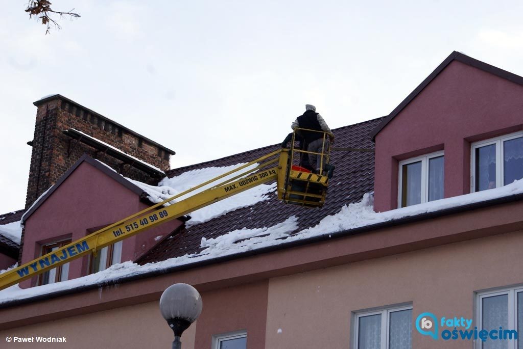 Oświęcimska policja przypomina, że trzeba usuwać sople i śnieg z dachu. Obowiązkiem jest także odśnieżanie chodników w obrębie swojej nieruchomości.