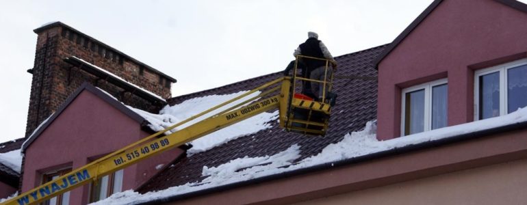 Trzeba usuwać sople i śnieg z dachu