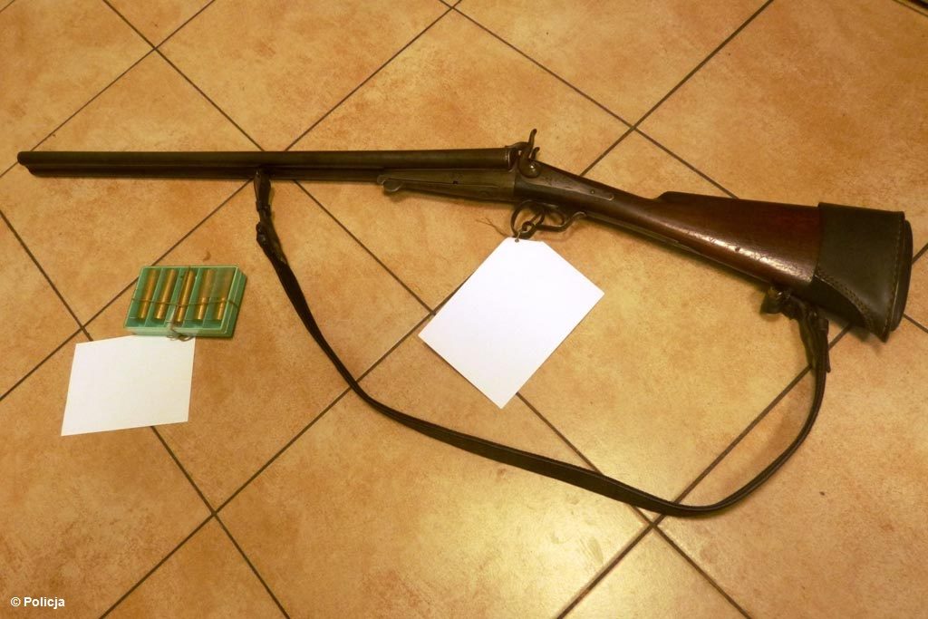 68-letni mieszkaniec gminy Brzeszcze w domu miał strzelbę myśliwską i amunicję do niej. Nie posiadał jednak na tę broń stosownego zezwolenia.