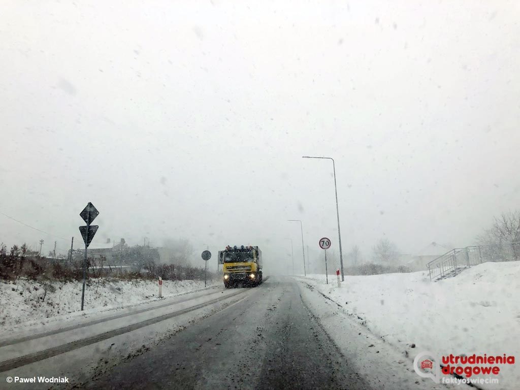 Intensywne opady śniegu znacznie pogorszyły warunki na drogach. W Oświęcimiu samochody mają problemy podjeżdżają na wzniesienia.