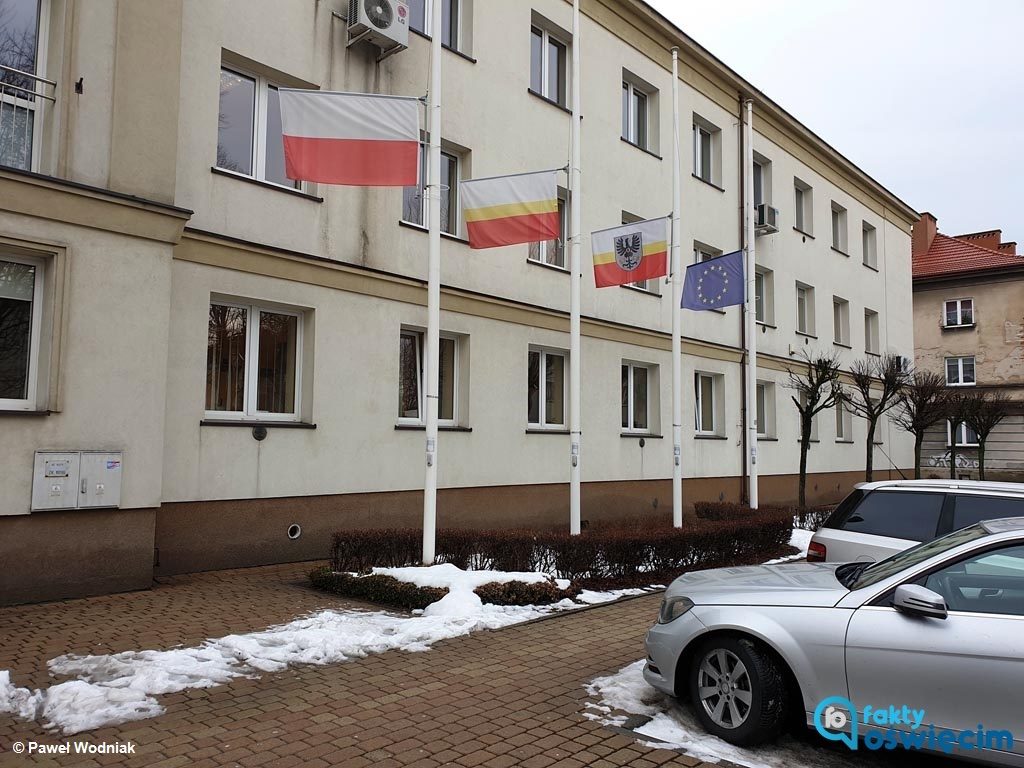 Marcin Niedziela, starosta oświęcimski zdecydował, że flagi przed budynkiem Starostwa Powiatowego w Oświęcimiu będą opuszczone do połowy masztów.