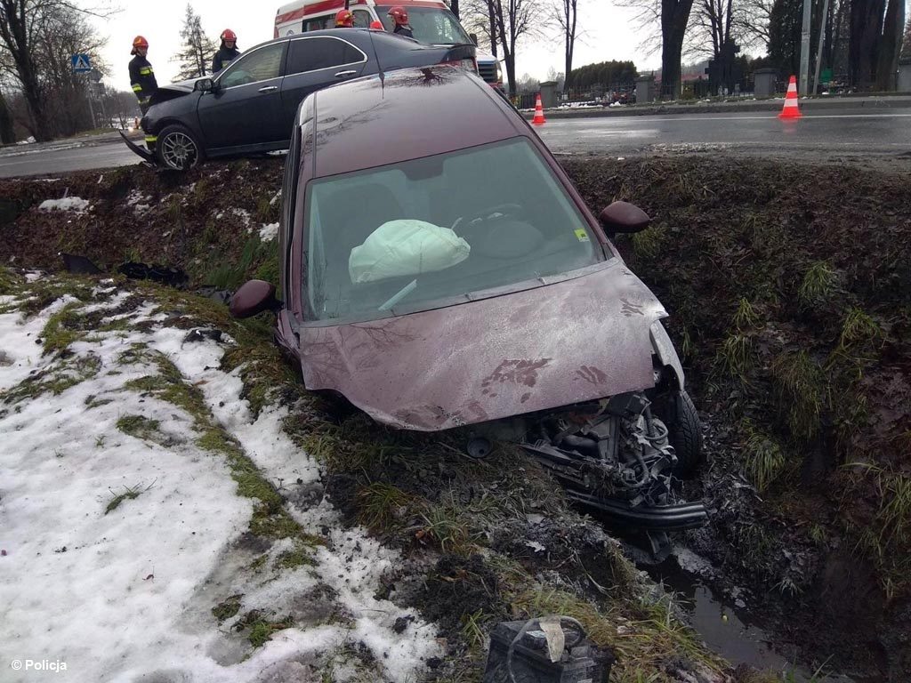 Dzisiaj przed godziną 11 w Brzeszczach podczas manewru skrętu w lewo zderzyły się dwa samochody osobowe. Dwie osoby trafiły do szpitala.