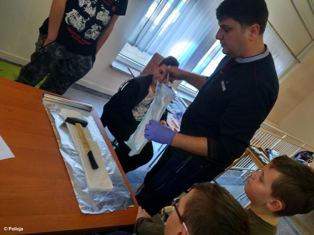 Zanim uczniowie z gminy Przeciszów wrócili po feriach do szkoły, zabezpieczali ślady i odciski palców. A wszystko dzięki technikowi kryminalistyki.