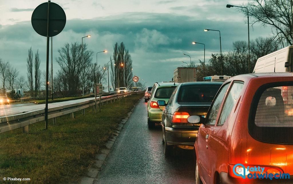 Most w Bieruniu przechodzi tymczasowy remont. Drogowcy wprowadzili tam ruch wahadłowy. Droga krajowa nr 44 w kierunku Oświęcimia jest zakorkowana.