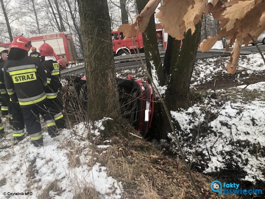 Około godziny 10 w Brzeszczach doszło do zdarzenia drogowego. Na drodze wojewódzkiej nr 933 renault zjechał z jezdni i wpadł do rowu między drzewa.