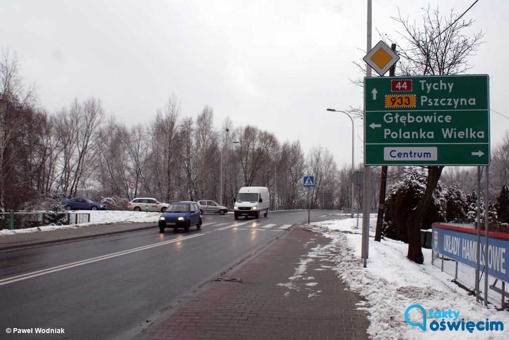 O przebudowie krzyżówki obwodnicy z ulicami Porębską i Jezioro mówi się od dawna. Skrzyżowanie miało być zmodernizowane do końca ubiegłego roku. Nie jest.