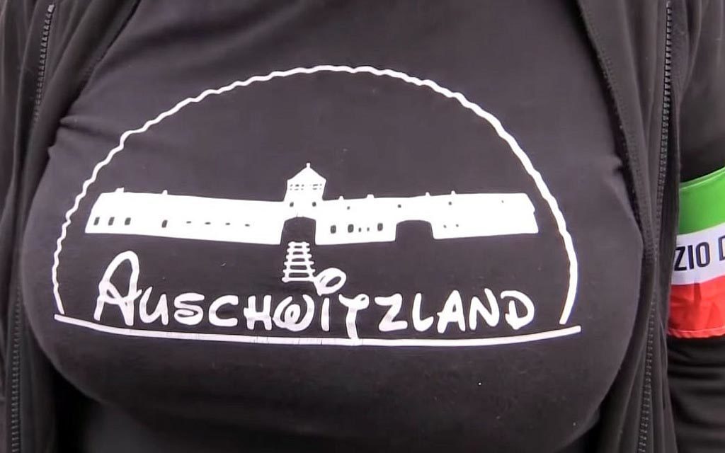 Działaczka ruchu neofaszystowskiego we Włoszech, musi zapłacić dziewięć tysięcy euro kary za paradowanie w koszulce z napisem „Auschwitzland”.