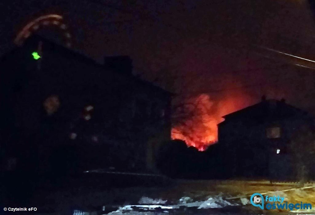 Po godzinie 19.30 otrzymaliśmy do redakcji informację, że w żwirowni w Broszkowicach wybuchł pożar. Płomienie widać było z bardzo daleka.