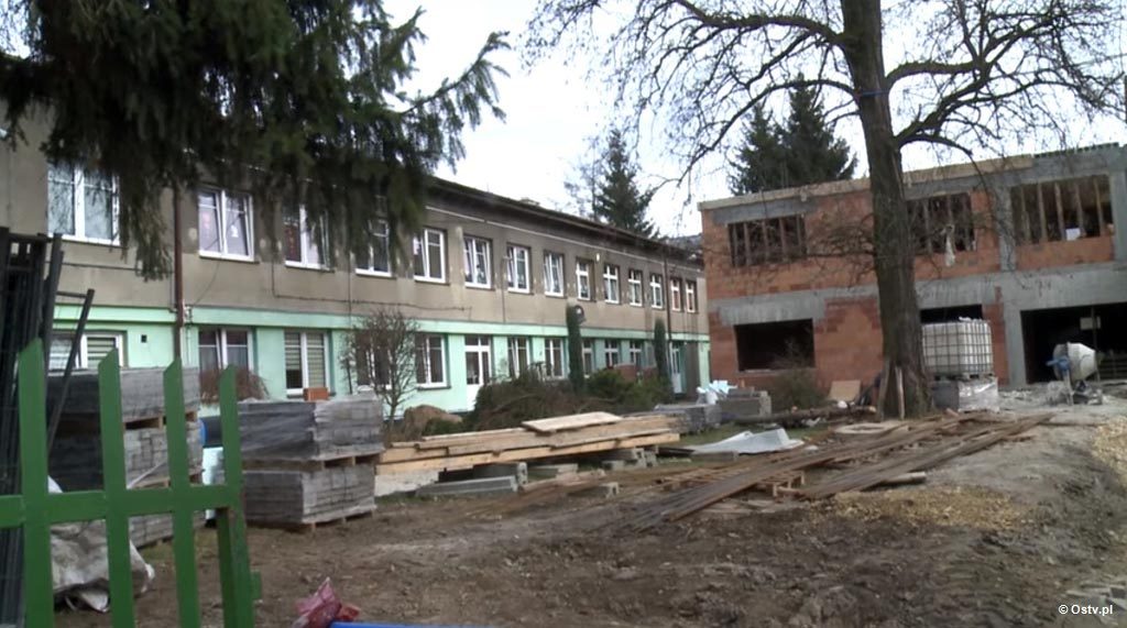 Rozbudowę Dziennego Domu Pomocy w Oświęcimiu pokazują w tym tygodniu „Wieści z ratusza”. Zapowiadają też nabór do szkół podstawowych w mieście.