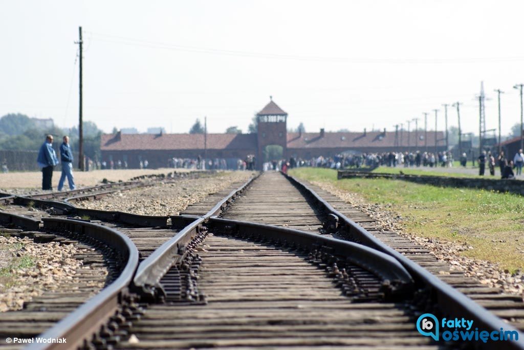 Ze względów bezpieczeństwa Miejsce Pamięci Birkenau jest częściowo niedostępne dla zwiedzających. W Muzeum Auschwitz zwiedzanie trwa bez przerw.