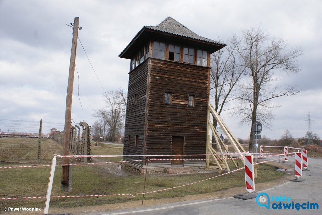 Silny wiatr, który dał się w kość mieszkańcom powiatu w nocy z niedzieli na poniedziałek, nie oszczędził także części Państwowego Muzeum Auschwitz-Birkenau.