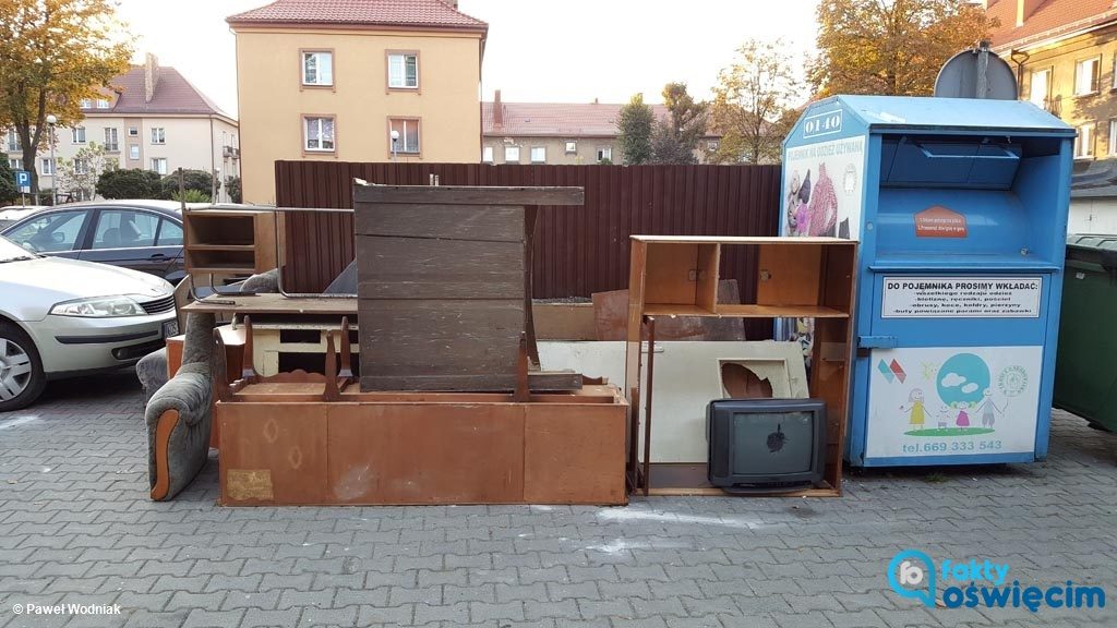 Telewizory, kuchenki, meble i inne duże wyposażenie mieszkań w altanach śmietnikowych w Oświęcimiu, to norma. Jednak nie tam powinny trafić.