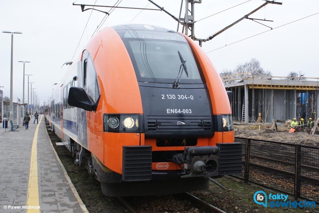 W Pszczynie ciężarówka zerwała elektryczną trakcję kolejową. Dlatego też niektóre pociągi pojadą objazdem przez Mysłowice i Oświęcim.