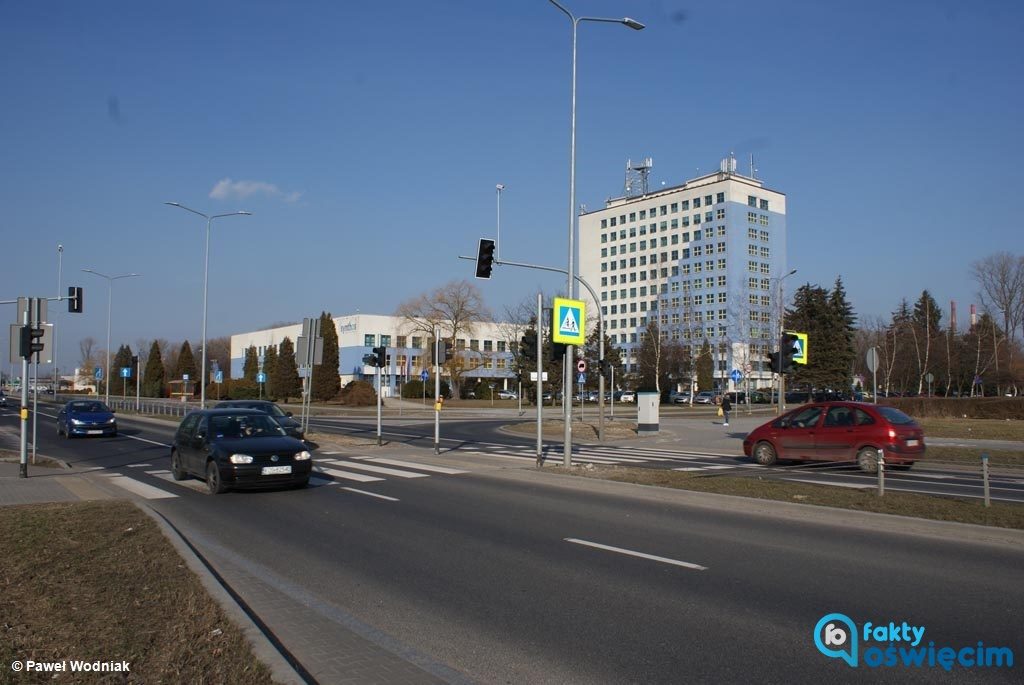 Po ubiegłorocznym otwarciu obwodnicy niebezpiecznie zrobiło się na skrzyżowaniu przy Multimedzie w Oświęcimiu. Są tam już światła, ale nie działają.