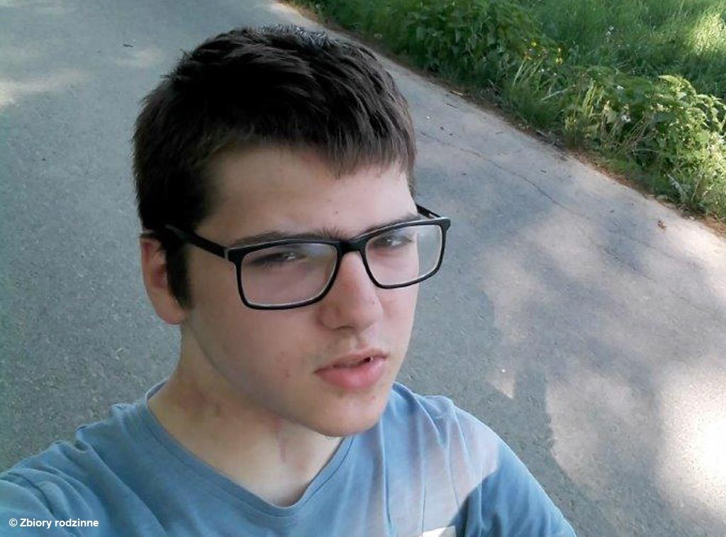 Rodzina, znajomi i policjanci szukają 17-letniego młodzieńca. To Daniel Piekarz z Bobrka, który wczoraj wyszedł z domu i słuch po nim zaginął.