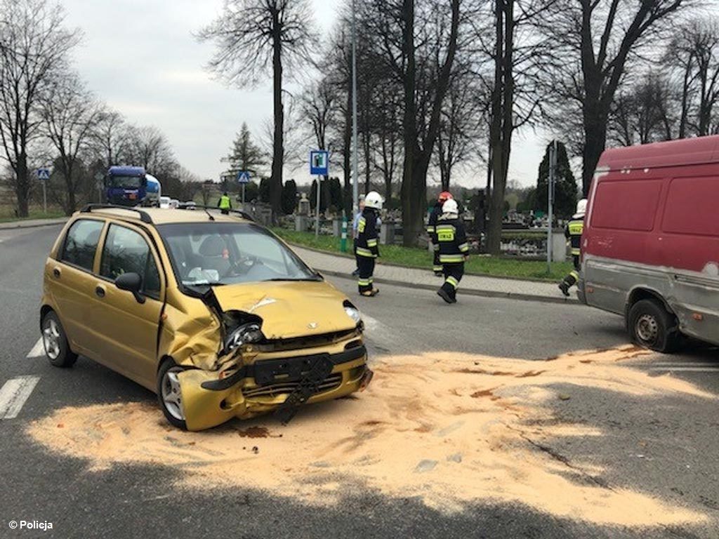 Znamy okoliczności, w wyniku których doszło do dzisiejszego zdarzenia drogowego w Brzeszczach. Do szpitala trafiły trzy poszkodowane osoby.