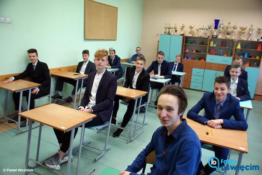 W piąty dzień ogólnopolskiego strajku nauczycieli gimnazjaliści zdawali egzamin z języka obcego. eFO gościły dziś w oświęcimskiej Trójce.