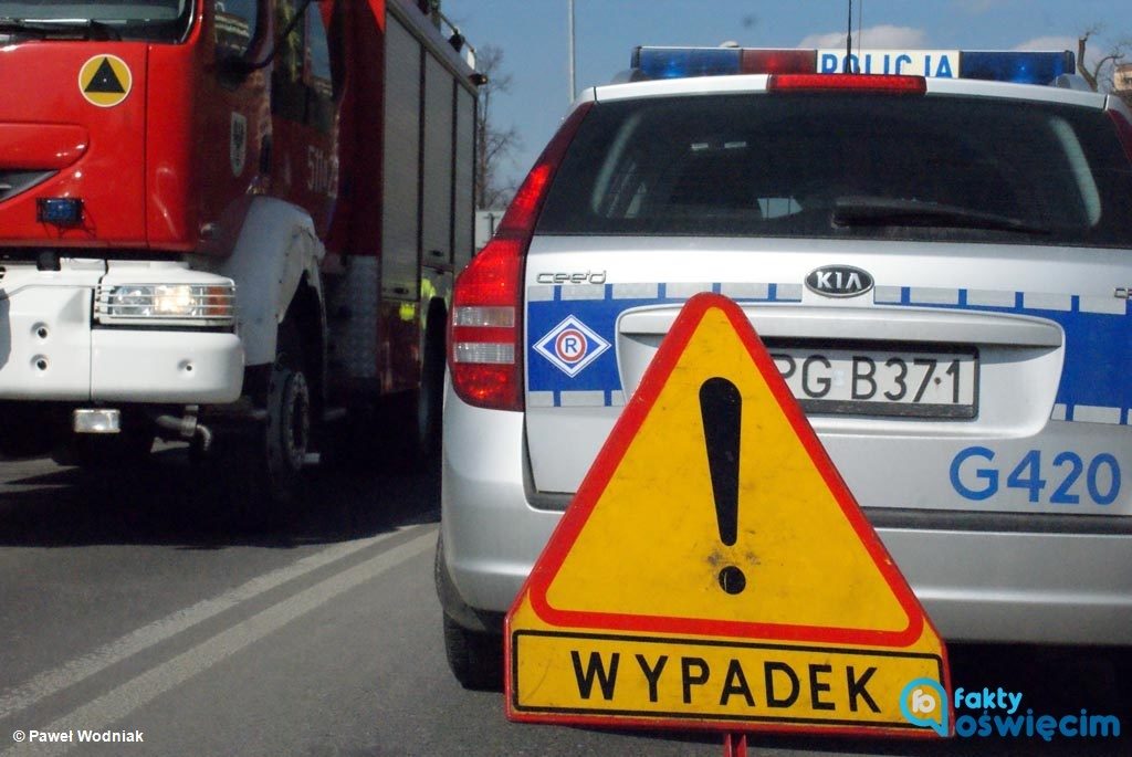 Czerwony seat rozbił się około godziny 11.30 na wiadukcie na granicy Babic i Oświęcimia. Policjanci kierują ruchem wahadłowo, a w okolicy tworzą się korki.