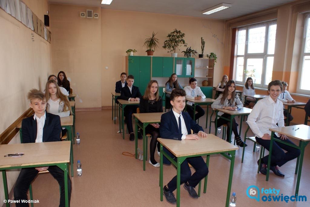 Młodzież z ostatnich klas szkół podstawowych jest już po pierwszej części egzaminu końcowego. Dzisiaj smagali się z językiem polskim. Mieli na to 120 minut.