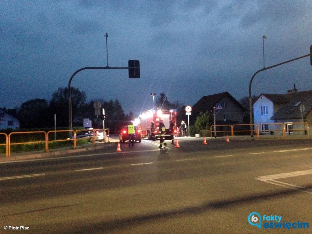 Samochód i motocykl zderzyły się ok. godz. 20 na starej obwodnicy Oświęcimia. Ruch na tym odcinku drogi krajowej nr 44 odbywa się bez większych utrudnień.