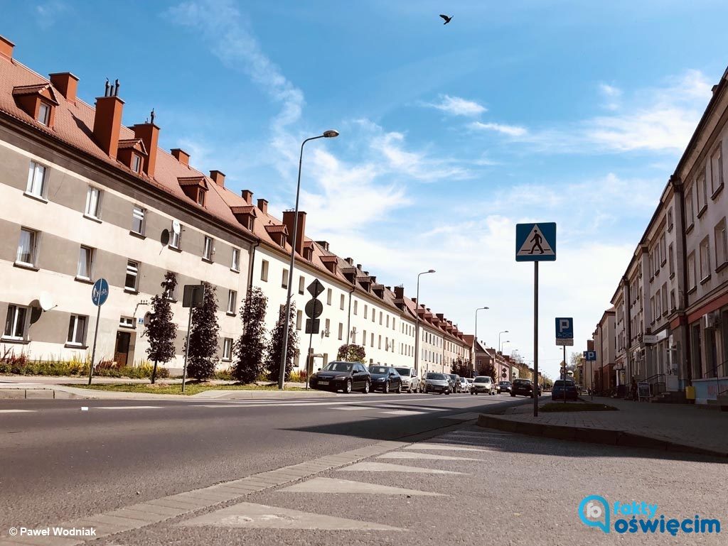 Policjanci zatrzymali kierowcę i jego kompana, którzy po pijanemu uciekali kradzionym mercedesem. Jeden z mężczyzn powinien już siedzieć w więzieniu.