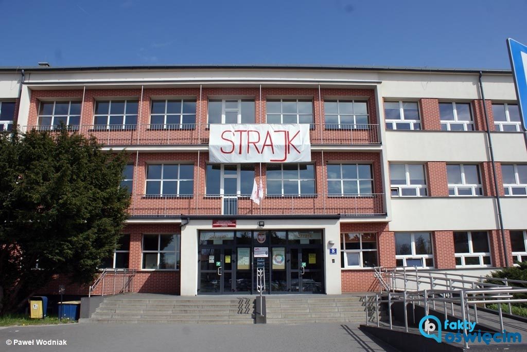 W części szkół w powiecie oświęcimskim nauczyciele zaczynają prowadzić lekcje. Związek Nauczycielstwa Polskiego zawiesza strajk nauczycieli do września.
