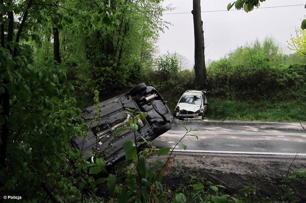 We Włosienicy doszło do dwóch zdarzeń drogowych. W obu przypadkach kierowcy prawdopodobnie nie dostosowali prędkości do warunków panujących na drogach.