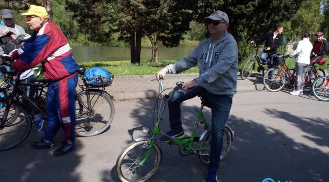 43 osoby odpowiedziały na zaproszenie MotoGalicji i wyruszyły na jednośladach na wycieczkę wokół Oświęcimia. Sezon rowerowy uznajemy zatem za otwarty.