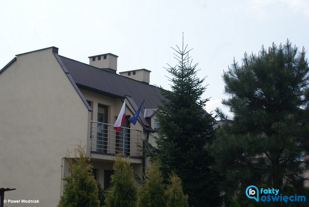 Dzisiaj obchodzimy Dzień Flagi. Sprawdziliśmy, czy dużo biało-czerwonych flag pojawiło się w prawobrzeżnej części Oświęcimia oraz okolicy.