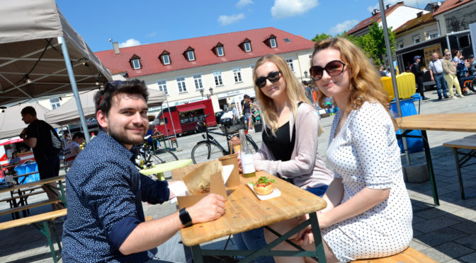 Food trucki kolejny raz stanęły na oświęcimskim Rynku Głównym. Kuchnie świata w tej formie przypadły do gustu mieszkańcom miasta już kilka lat temu.