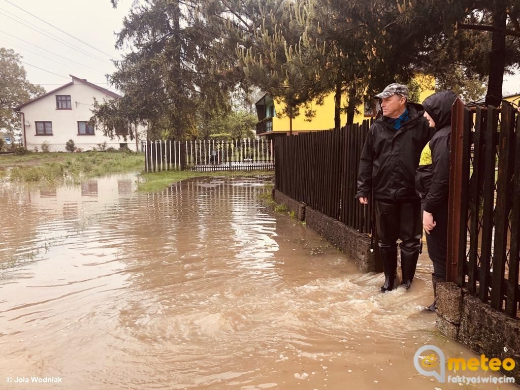 Woda zalała sześć posesji na Kańczudze, przysiółku sołectwa Bielany w gminie Kęty. Na miejscu są strażacy z wszystkich jednostek w gminie oraz z Brzezinki.