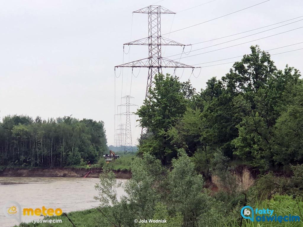 Woda podmywa słup wysokiego napięcia w Stawach Grojeckich. Mieszkańcy okolicznych domów są zagrożeni. Służby ratunkowe rozważają ewakuację ludzi.