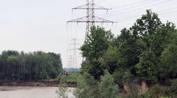 Woda podmywa słup wysokiego napięcia w Stawach Grojeckich. Mieszkańcy okolicznych domów są zagrożeni. Służby ratunkowe rozważają ewakuację ludzi.