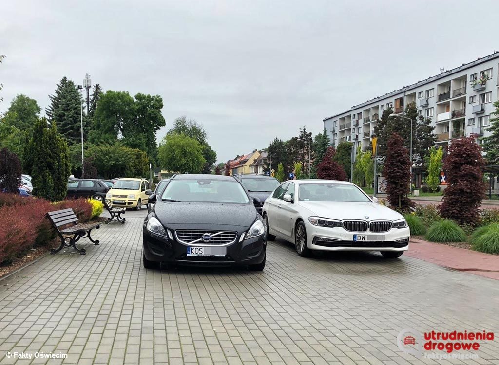 Tak zaparkowały auta na chodniku przy ulicy Śniadeckiego w Oświęcimiu. Jeden z kierowców poszedł na Galę Kultury i Sportu. A piesi? Cóż, niech sobie radzą.