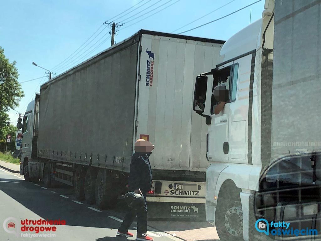 Wiadukt nad torami na granicy Oświęcimia i Babci jest zamknięty od południa. Wielu kierowców samochodów ciężarowych ignoruje informacje o objeździe.