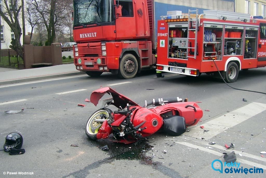 Jedna osoba zginęła a co najmniej kilka doznało niegroźnych obrażeń podczas weekendu na drogach powiatu oświęcimskiego. Policja znów apeluje o rozsądek.