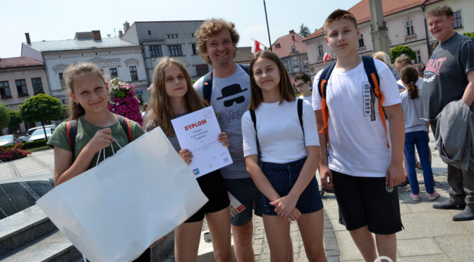 Gra terenowa, rozpoczynająca Dni Gminy Kęty miała sprawdzić wiedzę o historii i współczesności miasta, a także umiejętności wyszukiwania informacji.