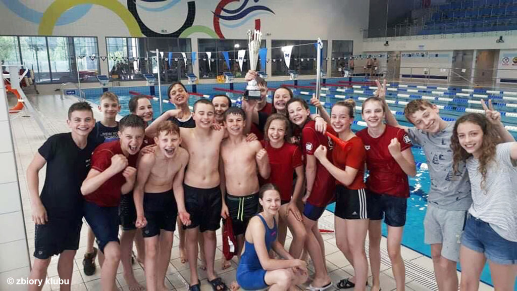 Uczniowski Klub Sportowy Ósemka zwyciężyła w klasyfikacji drużynowej wśród 30 klubów. Tym samym oświęcimscy 13-latkowie są najlepszymi pływakami w Polsce.