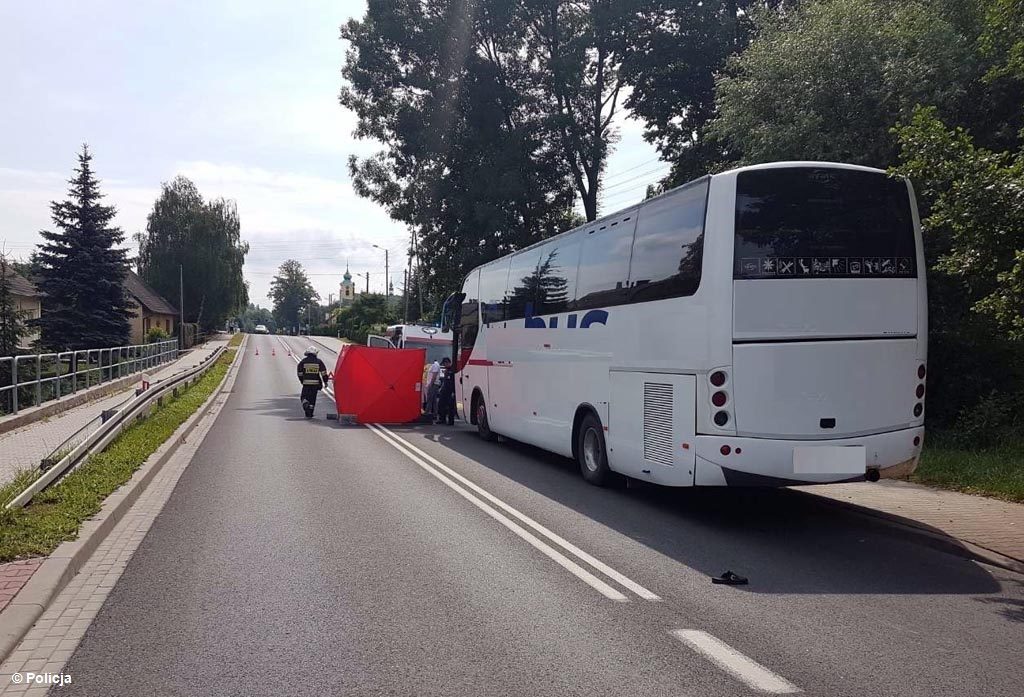 96-letni mężczyzna zginął w wypadku drogowym na drodze krajowej nr 52 w Bulowicach. Senior prawdopodobnie wszedł przed jadący autobus spoza innego pojazdu.